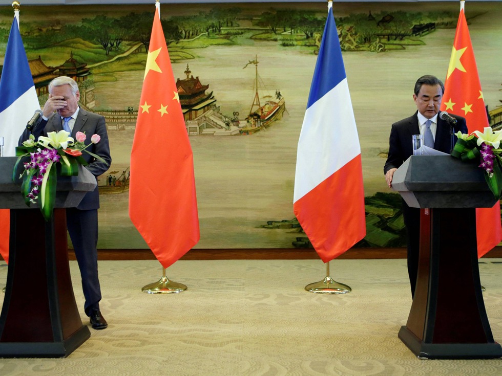 王毅会见法国外长艾罗，敦促欧盟履行承諾