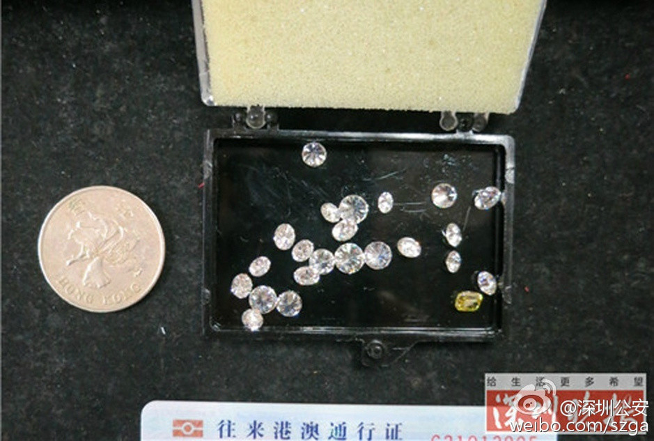 旅客行李箱拉杆内夹藏424克拉钻石过关被查
