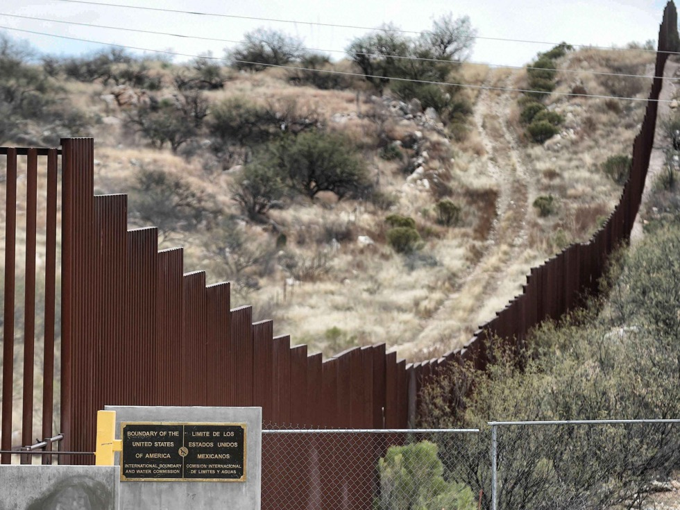 美国总统签署行政令，将在美国和墨西哥边境建造隔离墙
