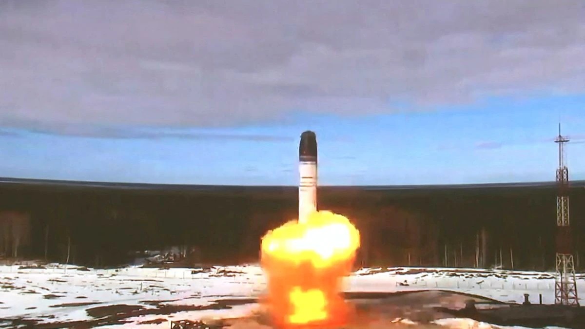 俄罗斯试射核导弹，普京称其为迄今全球最强   萨尔马特洲际弹道导弹在俄罗斯阿尔汉格尔斯克地区普列谢茨克 ...