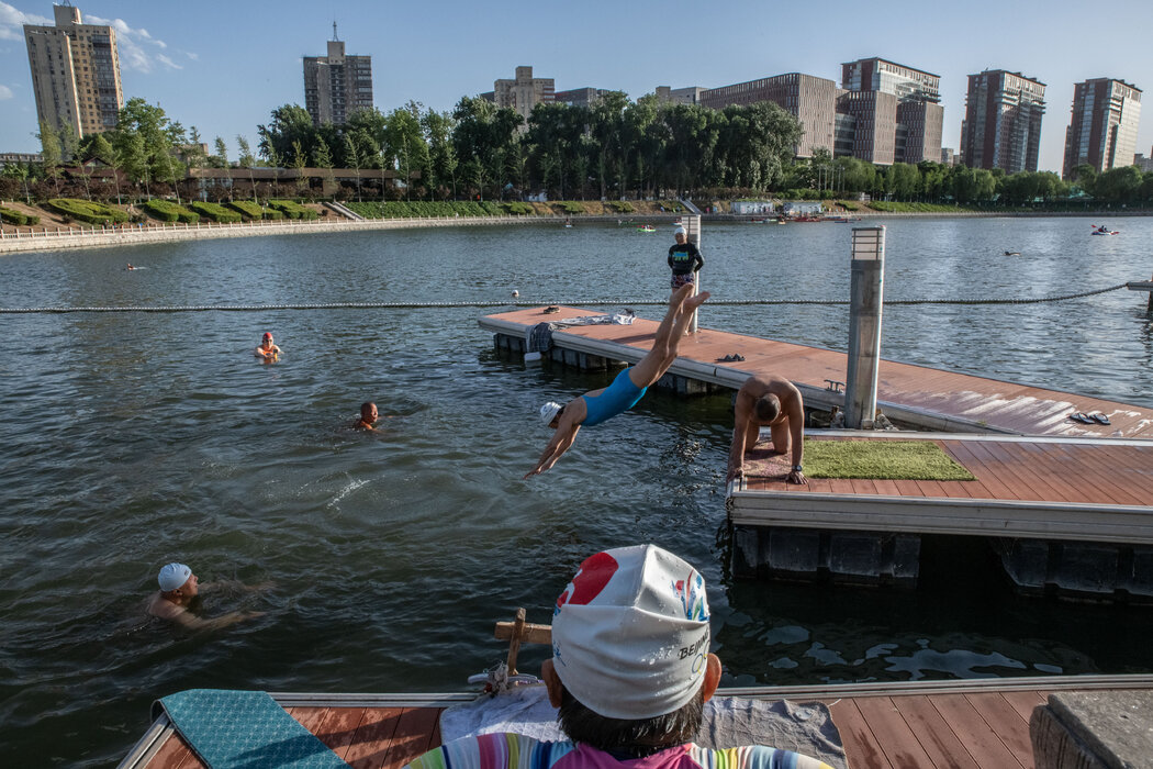 游泳者在北京市中心的一个湖中游泳