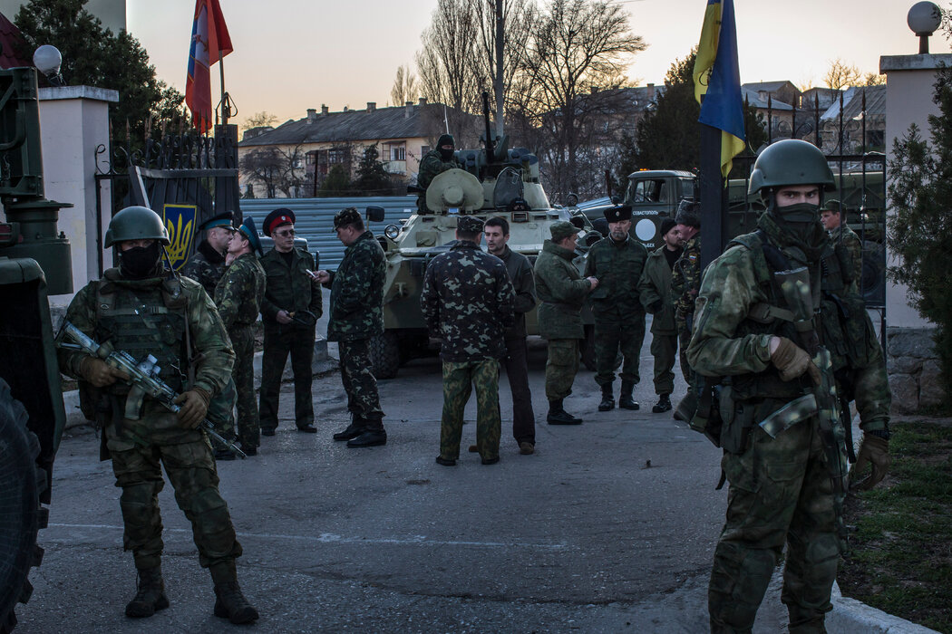 俄罗斯军队在克里米亚的乌克兰军事驻地附近