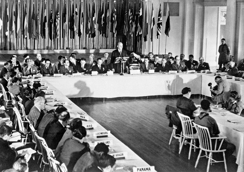 二战同盟国代表在美国新罕布什尔州参加联合国货币金融会议，签署了《布雷顿森林协议》 ...