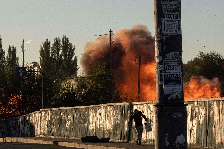俄军无人机十七日在基辅引发爆炸，一名男子倒在爆炸现场路边