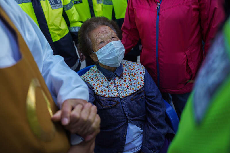 警察们准备把86岁的反萨德抗议者陶锦妍（音）抬走
