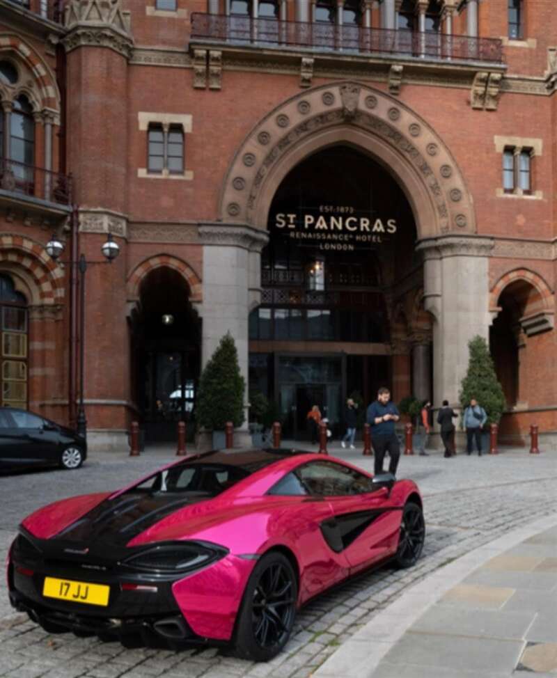 百万粉色跑车在伦敦酒店外停两年没挪窝 主人引猜测