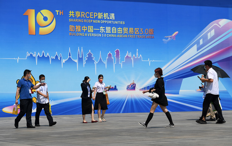 参观者经过第19届中国—东盟博览会宣传海报