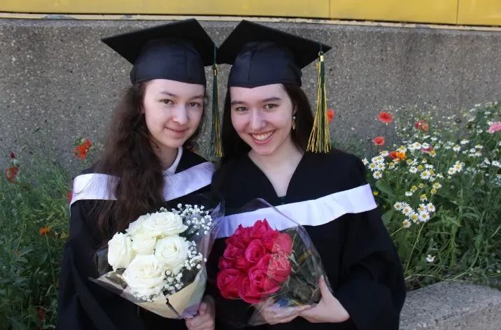 今年18岁的Isabel Jewell和她的姐姐Sophia Jewell本周都从多伦多大学毕业了，获得文学硕士学位 ...