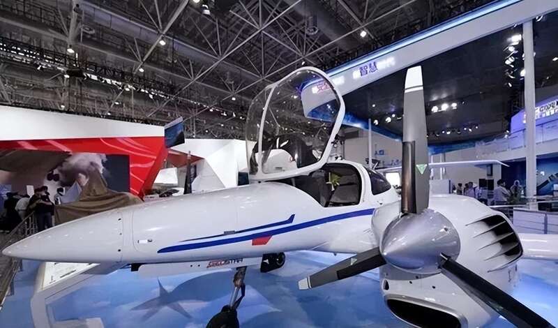 珠海航展上中国破天荒地展示了名为“白帝”的战机模型