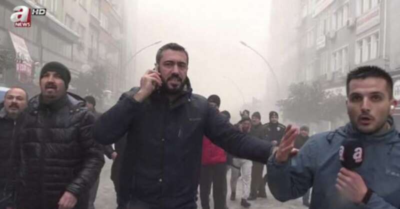 第二次地震发生时，土耳其一家电视台工作人员正在受灾现场进行直播，因此见证了地震来袭的一刻 ...