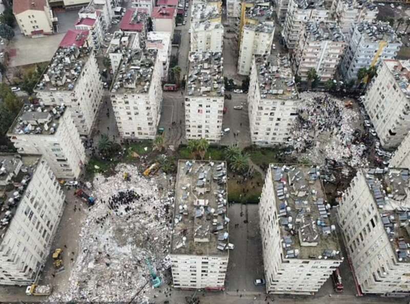 俯瞰图显示，邻近叙利亚西北部边境的土耳其城市奥斯马尼耶的居民楼被夷为平地 ...
