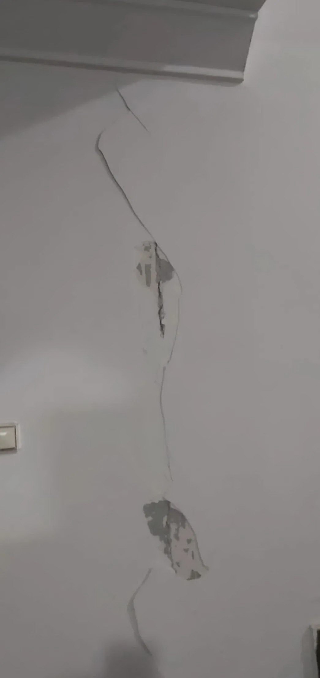地震后学生宿舍墙面开裂
