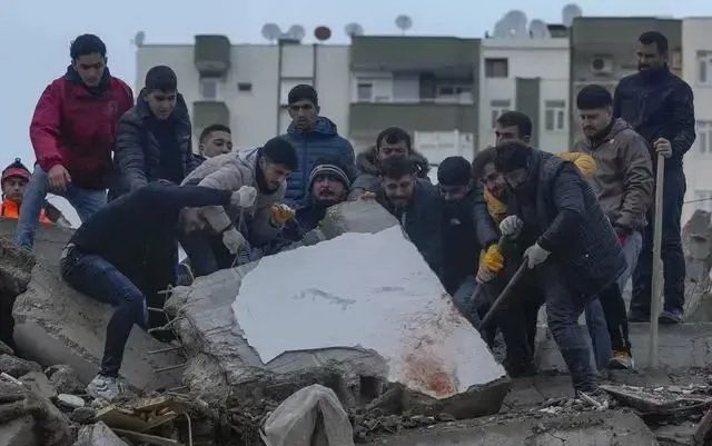 土耳其阿达纳，人们在废墟中搜救