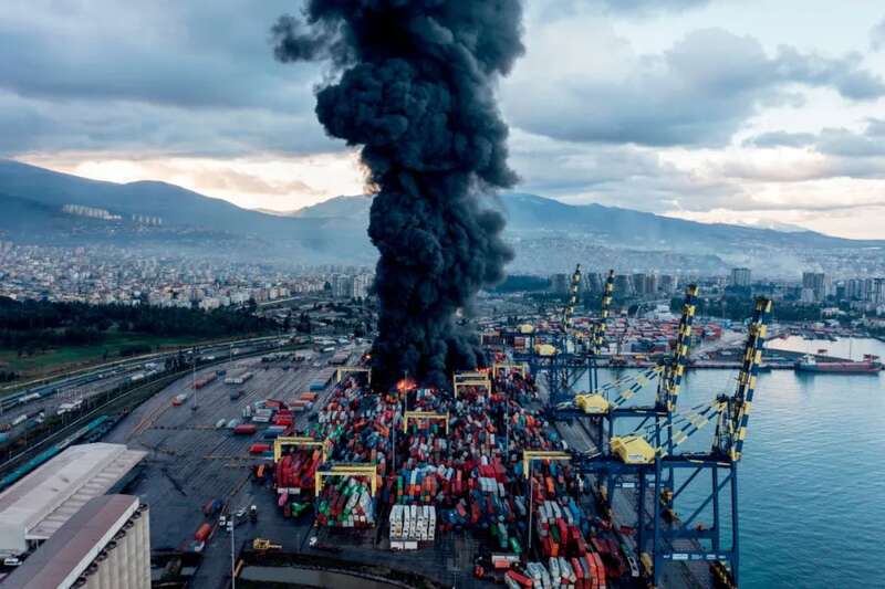 2月7日，土耳其地中海港口伊斯肯德伦港，部分集装箱在强震后倒塌并发生火灾 ...