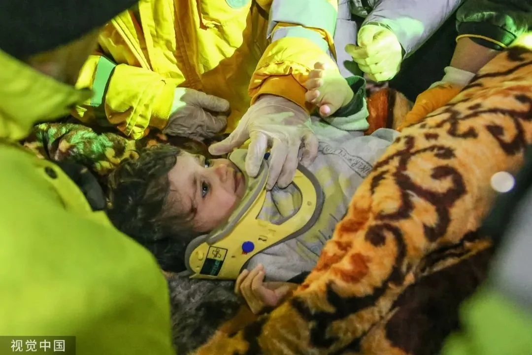 强震后44小时，土耳其一名2岁幼儿从废墟中获救