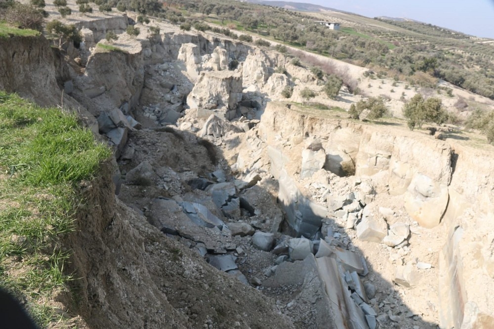 土耳其东南部与叙利亚相邻地区，强震威力在橄榄园中形成了一道峡谷，将当地切为两半。（取自@sorgunahmet推 ...