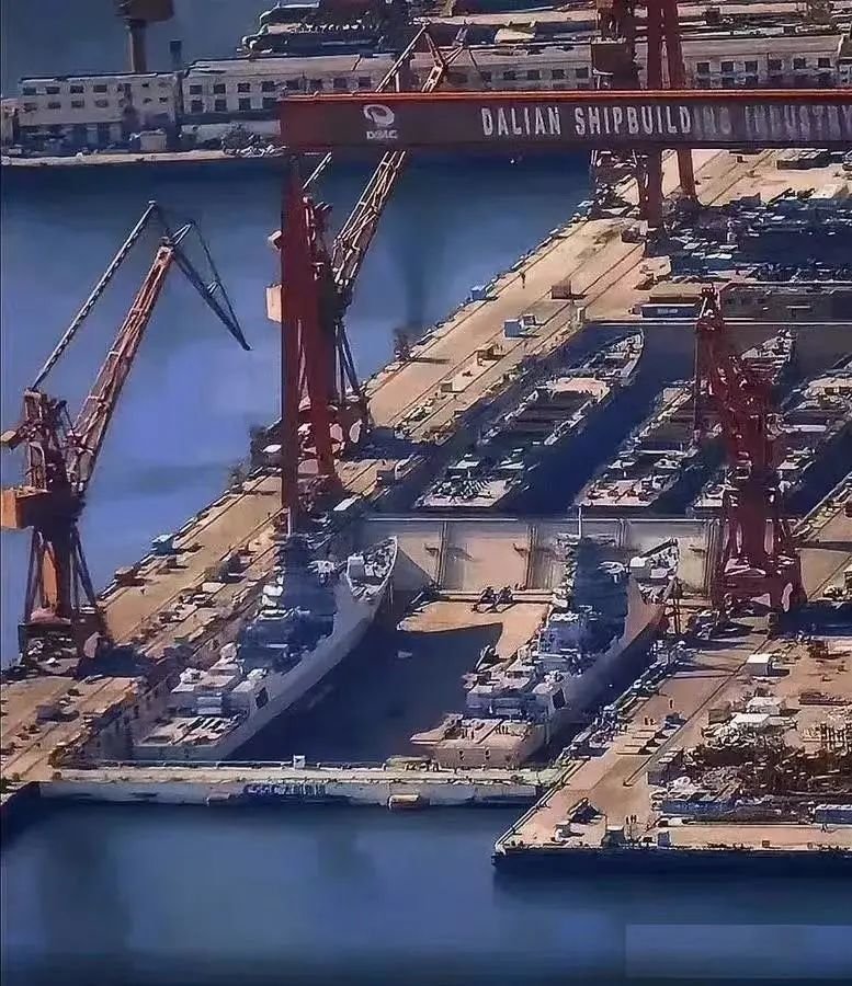 大连造船厂正在建造5艘052DL型驱逐舰，其中两艘最近已经下水
