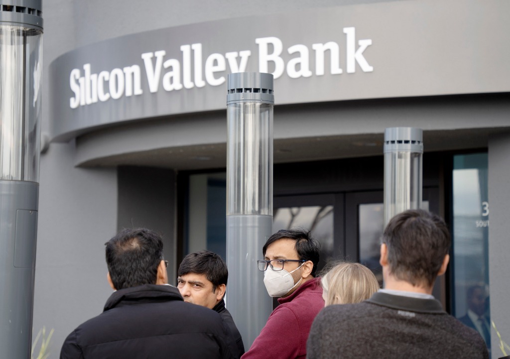 3月13日，客户在美国加利福尼亚州圣克拉拉市硅谷银行总部外排队等候办理业务 ...