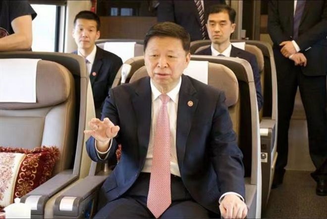 我方国台办主任宋涛在高铁车厢和马英九交谈