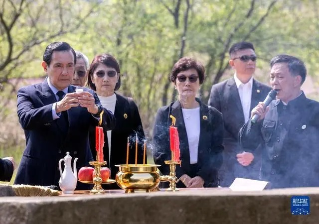 4月1日，在湖南省湘潭县茶恩寺镇双阳村马家祖墓，马英九先生在献酒