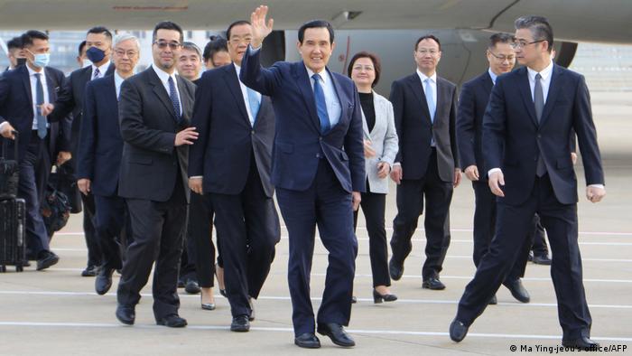 台湾前总统马英九3月27日起率团首访中国，图为他在上海浦东机场下机时