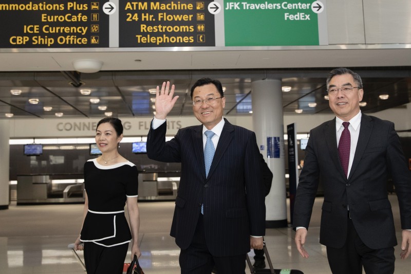 中国驻美候任大使谢锋（中）偕妻子（左）23日抵达美国