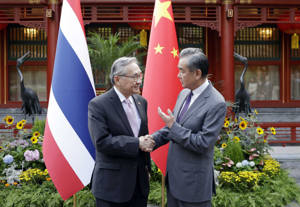 王毅在北京同来华进行工作访问的泰国副总理兼外长敦会谈