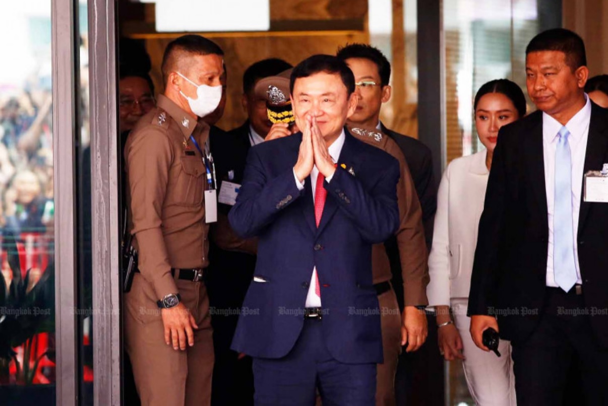 泰国前总理他信抵达廊曼机场，短暂露面，并微笑着向支持者致意