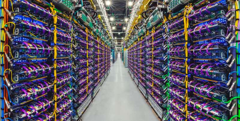 Google 数据中心内的一排 Cloud TPU v5p AI 加速器超级计算机