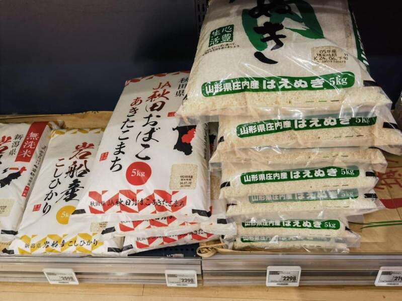 7月26日在日本东京一家连锁超市拍摄的货架上的大米