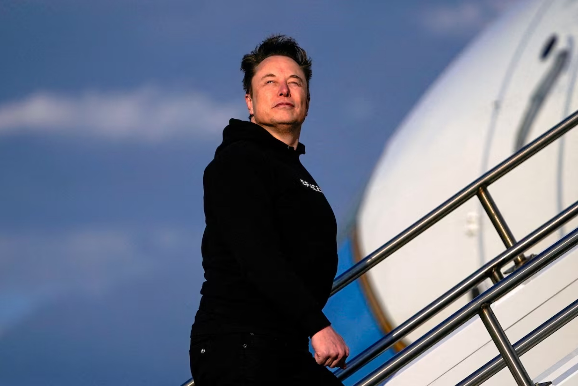 埃隆·马斯克被拍到在新泽西州登上空军一号