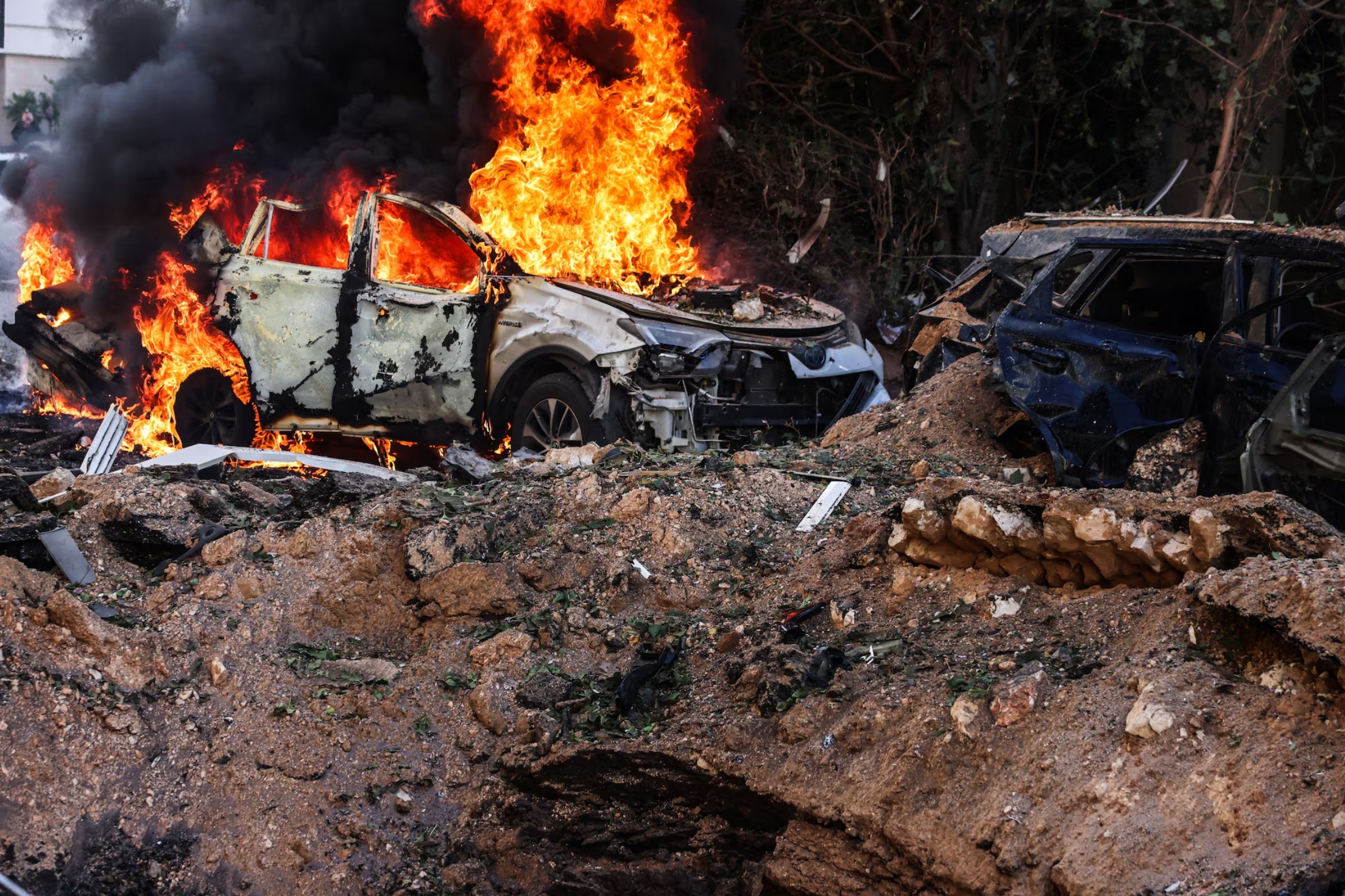 2026年3月24日，在以色列特拉维夫，以色列消防员正在扑灭伊朗导弹袭击以色列后引发的火灾。当时正值美以与 ...