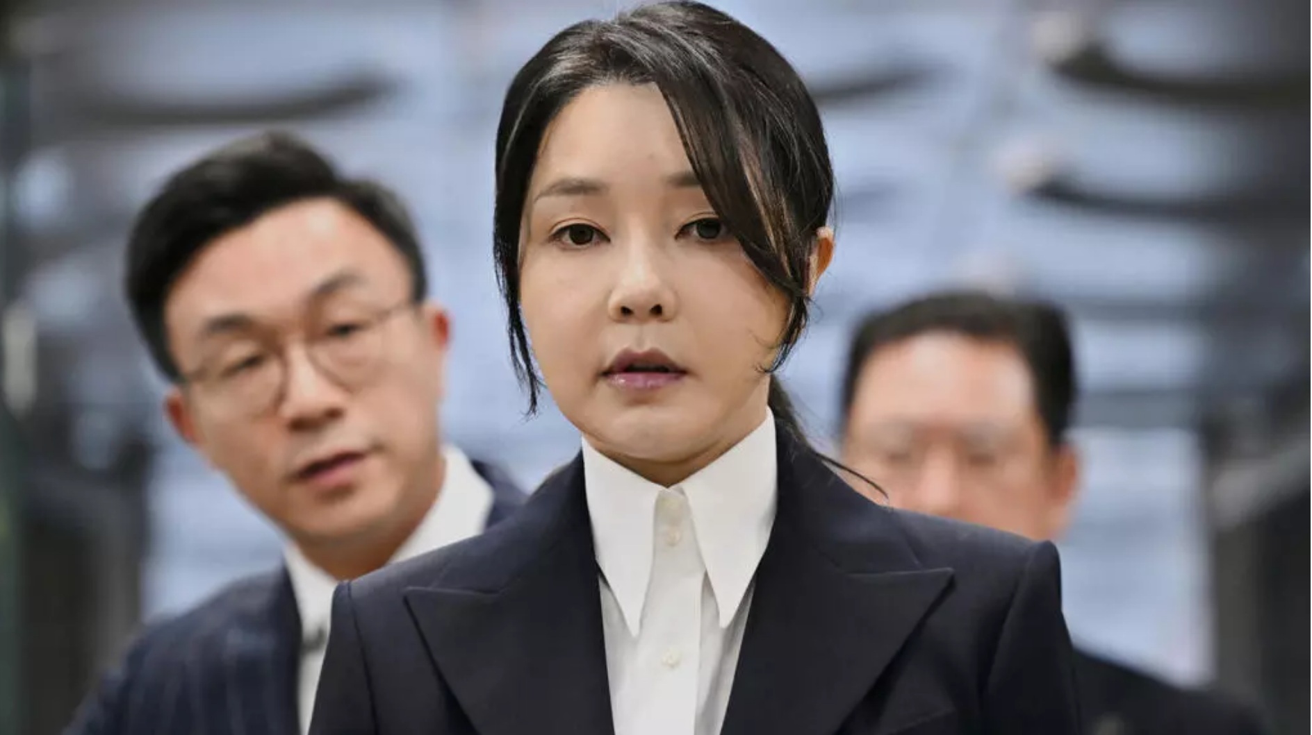 2025年8月12日，韩国前第一夫人金建熙（前总统尹锡悦之妻）抵达首尔一家法院，出席针对特别检察官申请的对 ...